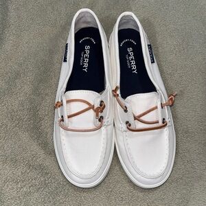 Sperry White Flats with Moccasin Toe and Leather Laces